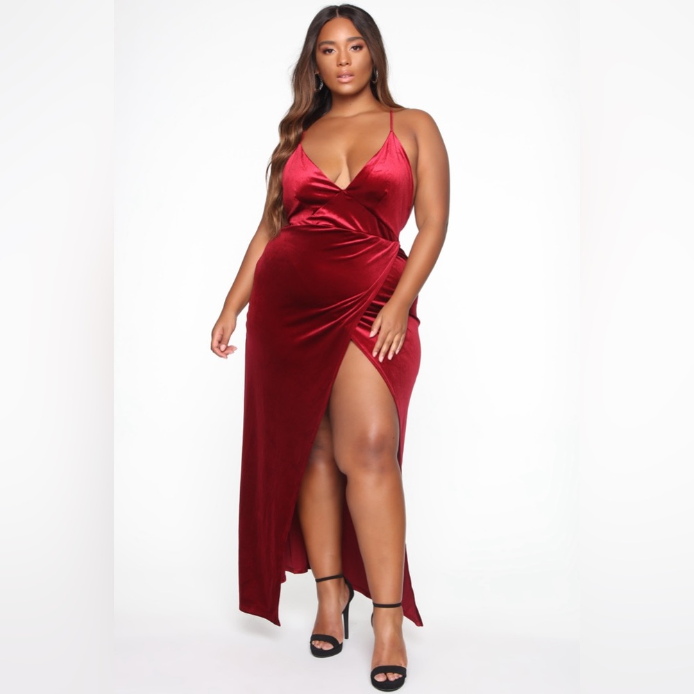 🆕 • NWT • Burgundy - Angelique Velvet Maxi Dress (Fashion Nova)